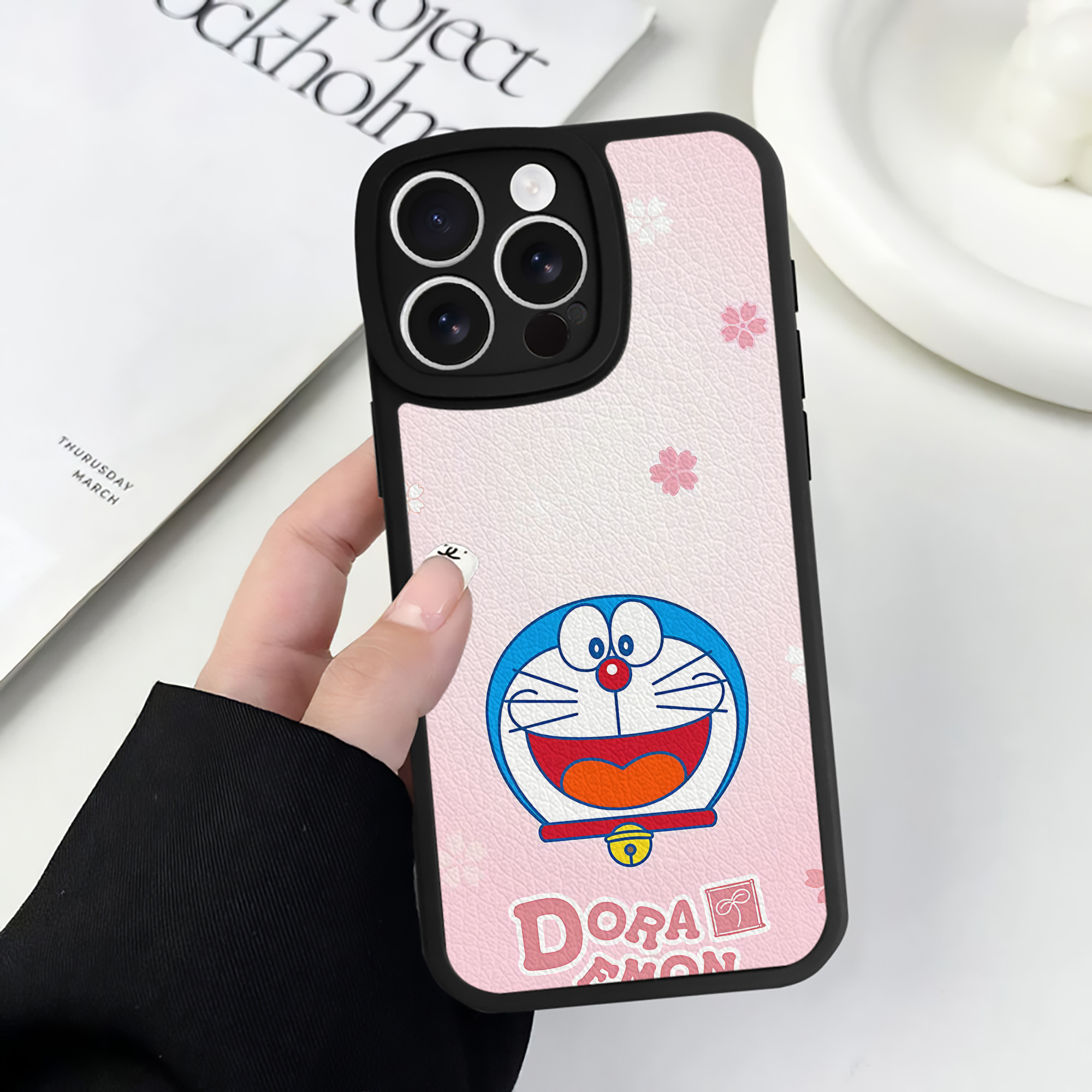 （画像用） ドラえもん Doraemon 【iPhone 16シリーズ対応】シリコンスマホケース（レザー調） 材質：シリコン